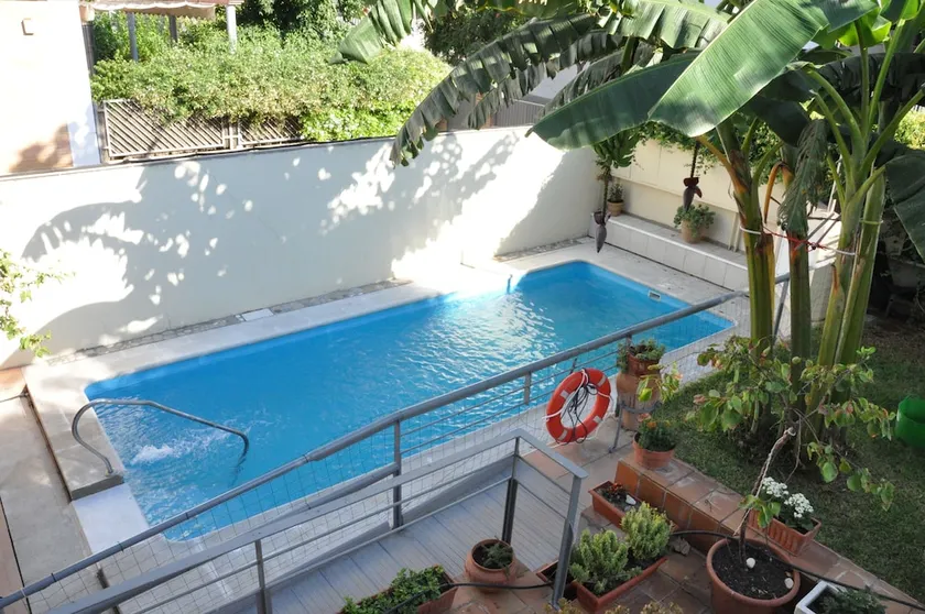 Lemon Garden Hostel Sevilla - Image 1
