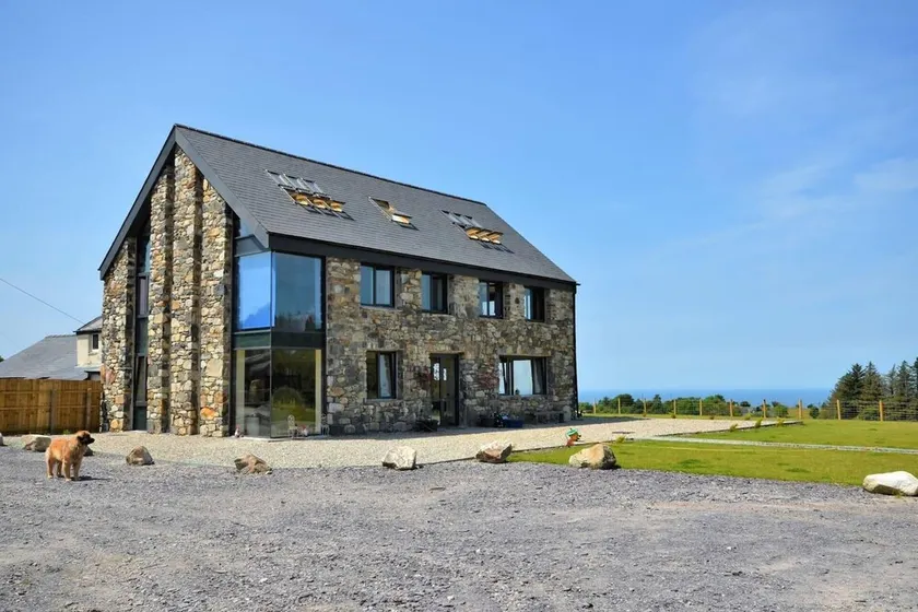 Immaculate 5-bed House Located in Caernarfon - Image 1