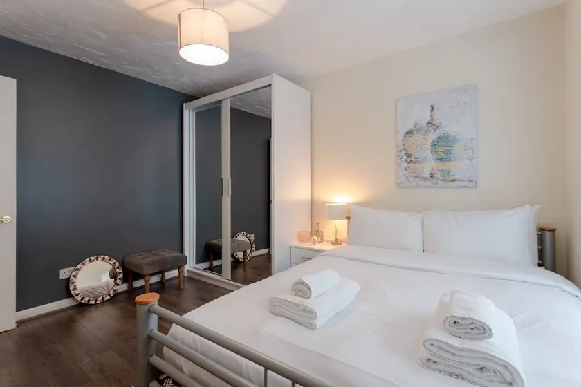 Stylish 4 Bedroom Property in East London - Image 1