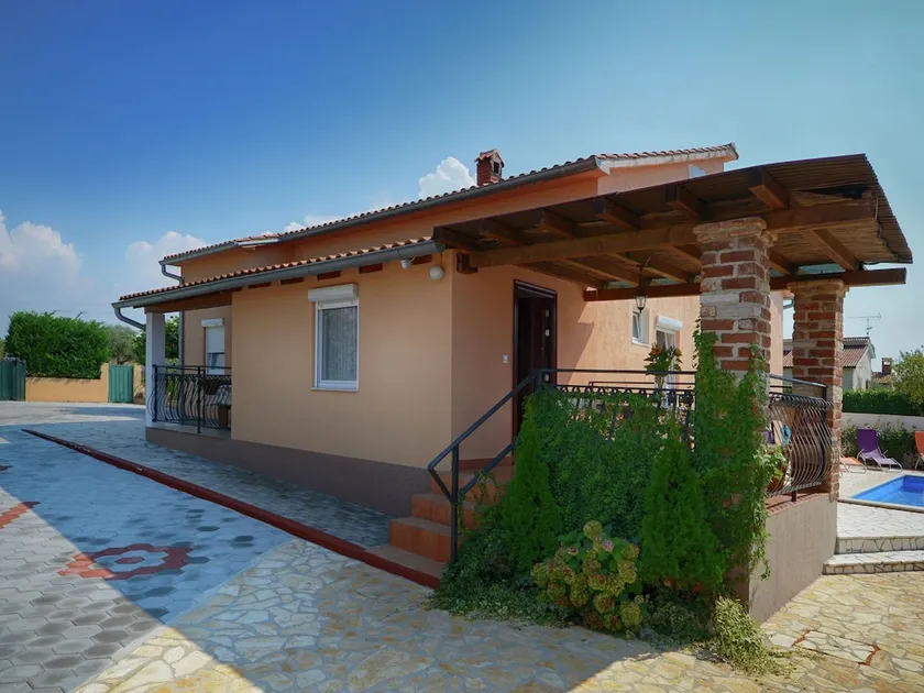 Apartment on the groundfloor in with shared pool and garden - Image 1