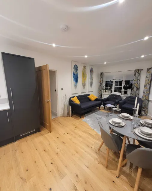Lux 2 Bed Flat In The Heart Of Rochester - Image 1