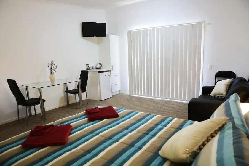Honeybee Country Accommodation - Image 1