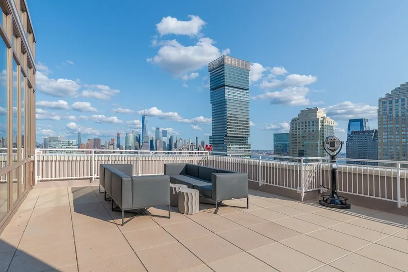 HomeAway Luxury Apartments at Newport - Image 1
