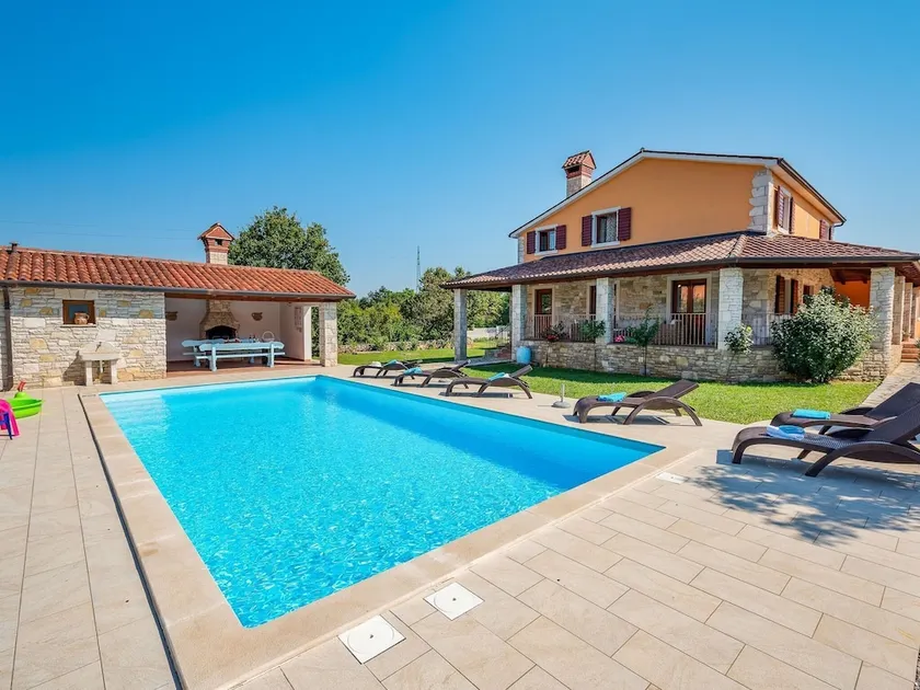 Rustically furnished villa with swimming pool and spacious yard near Labin - Image 1