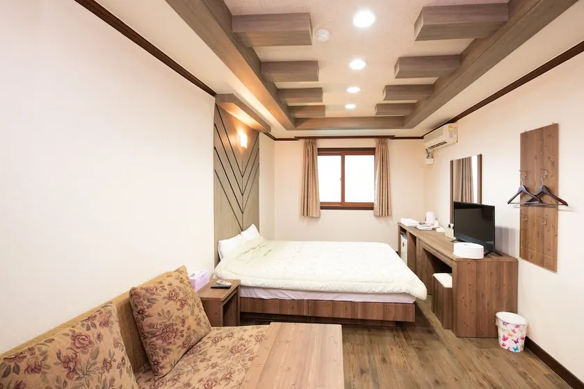 Dogo Elim Hotel - Image 1