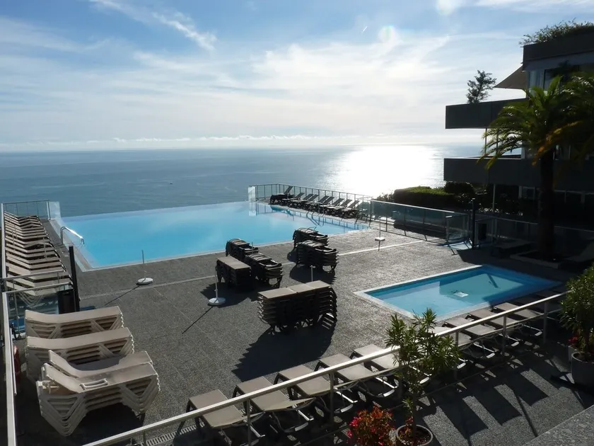 Grande piscine a debordement vue mer - Image 1