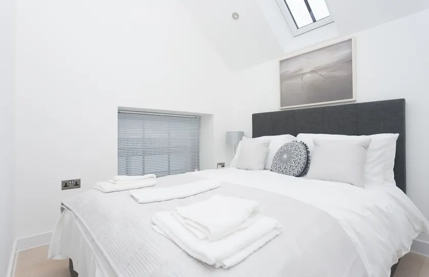 Bright, Newly Refurbished Townhouse in Bath - Image 1