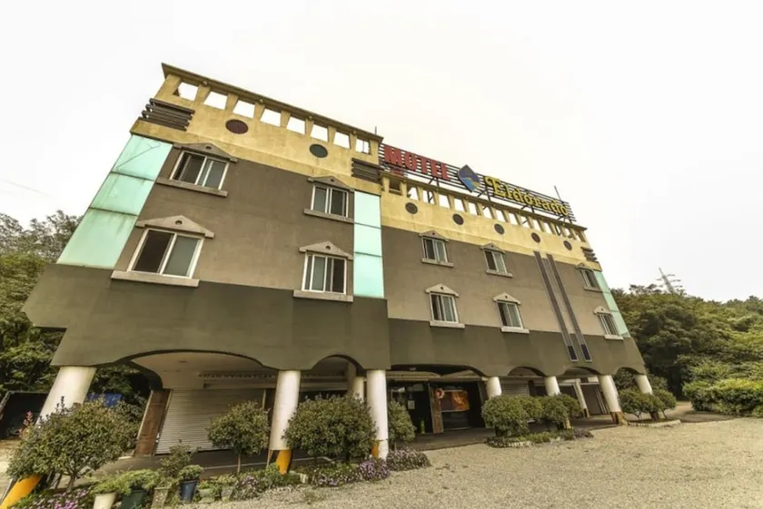Motel Eldorado - Image 1