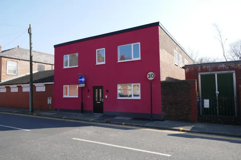 Immaculate 12-bed House Good Amenities in Wigan - Image 1