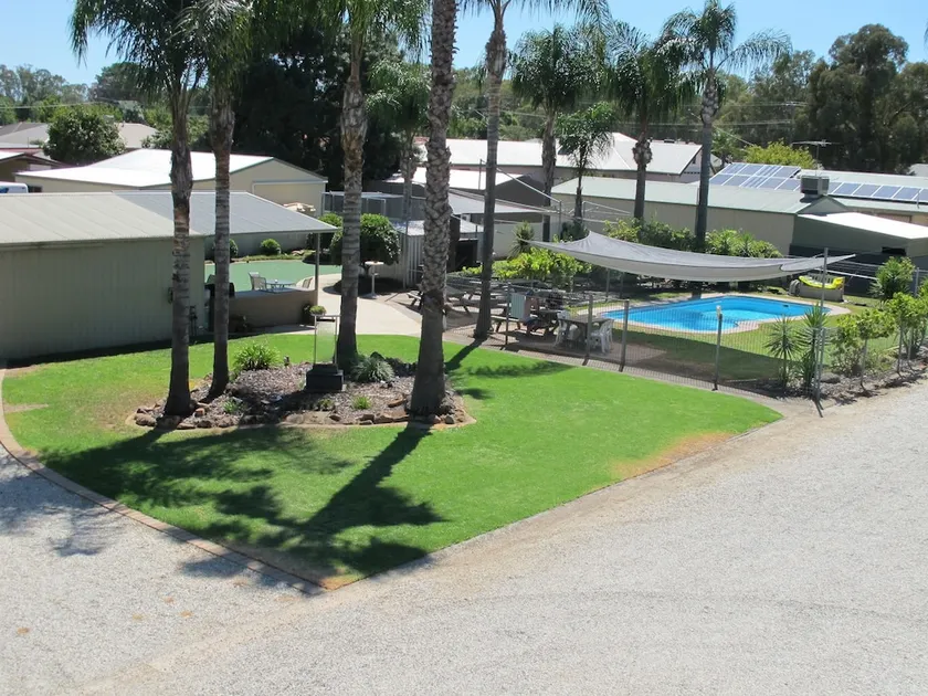 Golfers Lodge Motel - Image 1