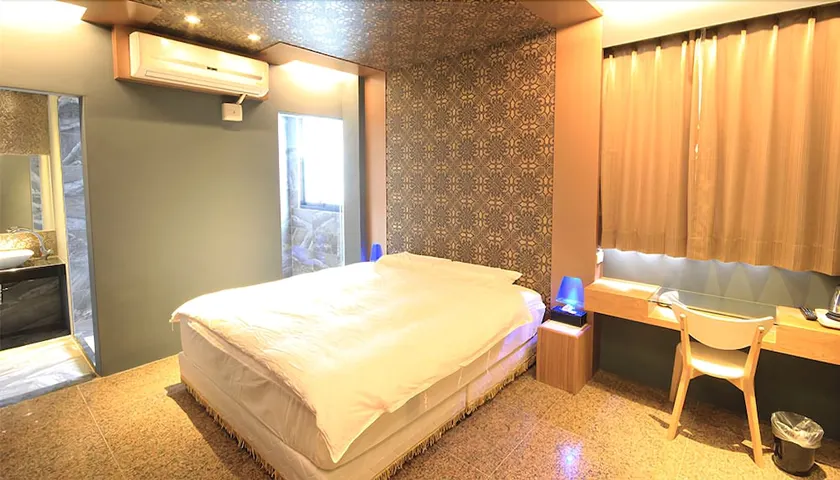 Bollinger Hotel - Image 1