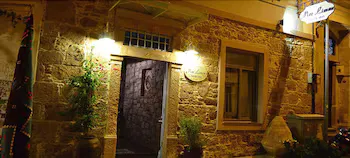 Cunda Mor Limon Otel - Image 1