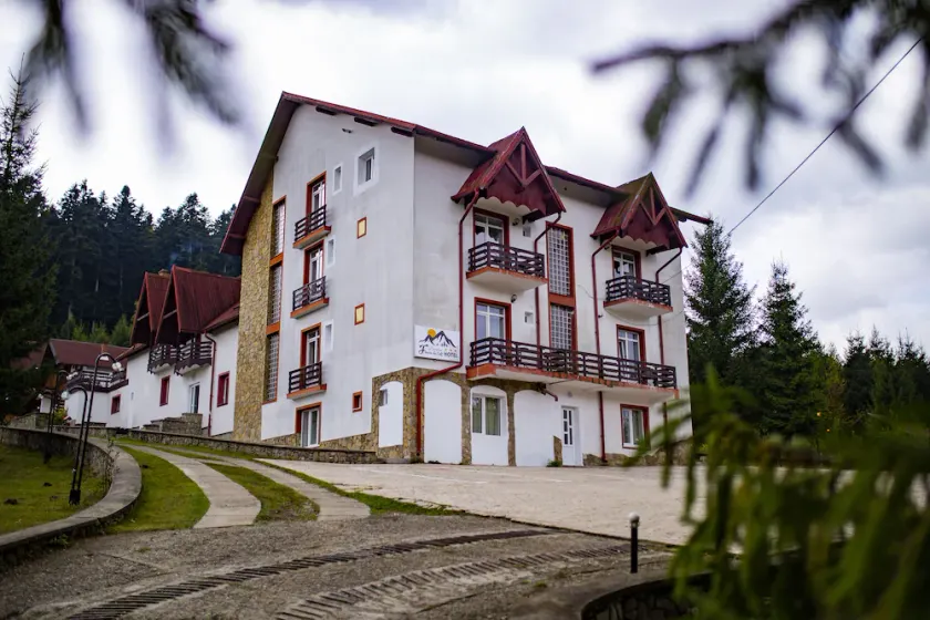 Hotel Floare de Colt - Image 1