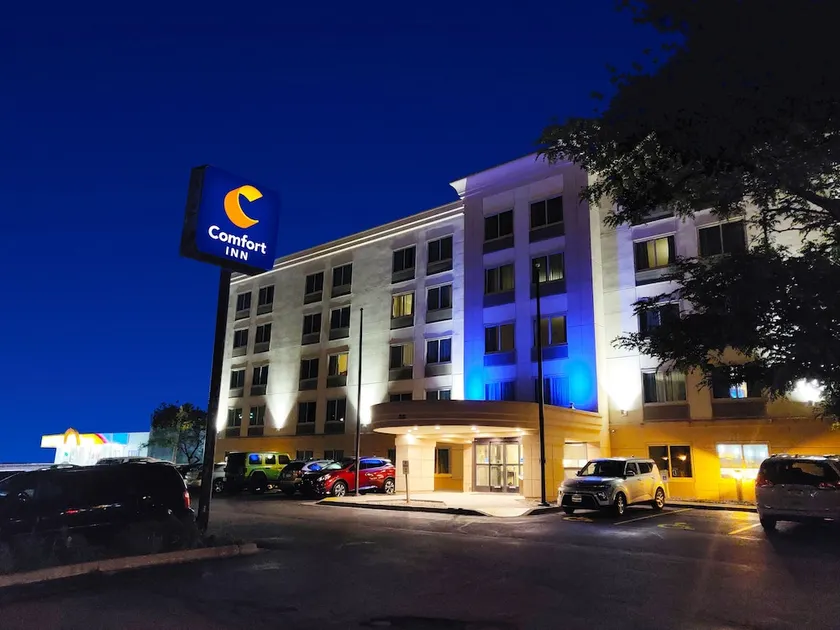 Comfort Inn & Suites Rochester Niagara Falls - Image 1