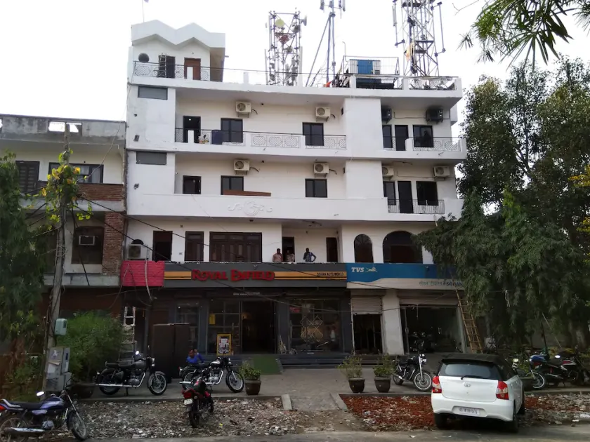 Hotel Redstone by OYO Rooms - Image 1