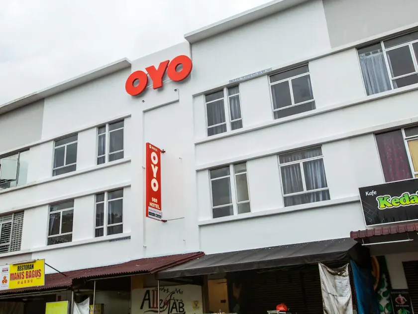 OYO 89631 988 Hotel - Image 1