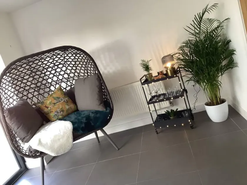 Chic 3 Bed House Bristol & Bath Free Parking WIFI - Image 1