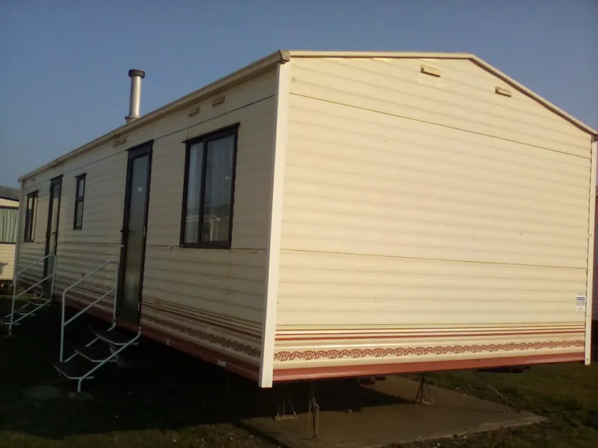 Charming 3-bed Caravan in Camber Food Rest - Image 1