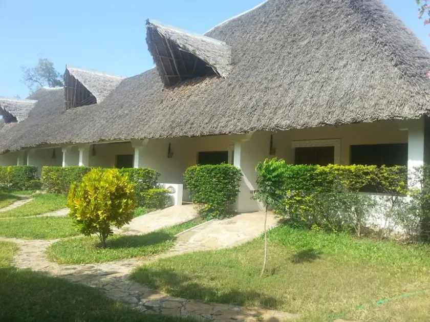 MAWENI BEACH COTTAGES - Image 1