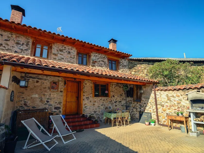 Cozy Cottage in Benllera with Hot Tub - Image 1