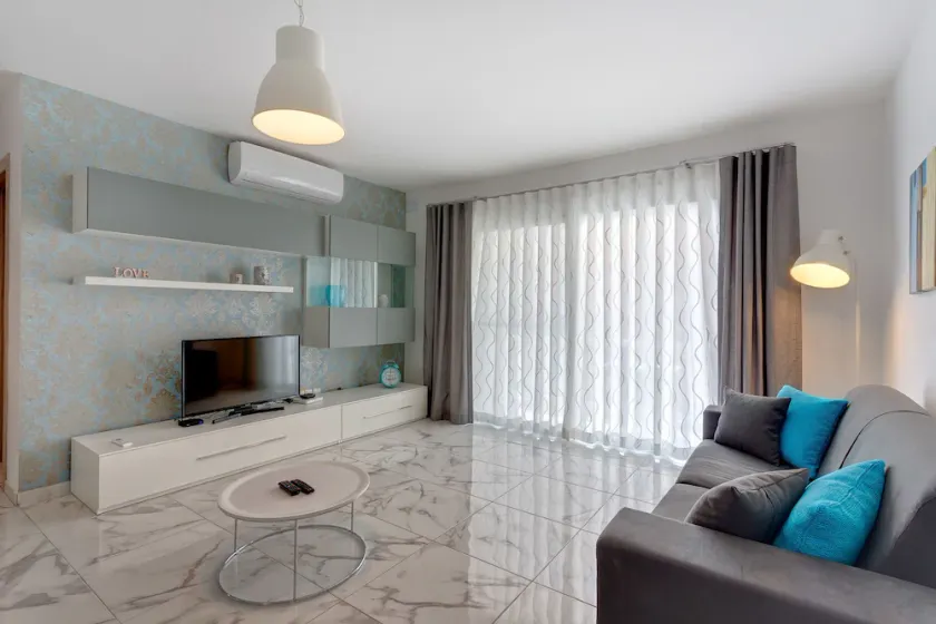 Luxury 2 Bedroom Apartment by the Sea - Image 1