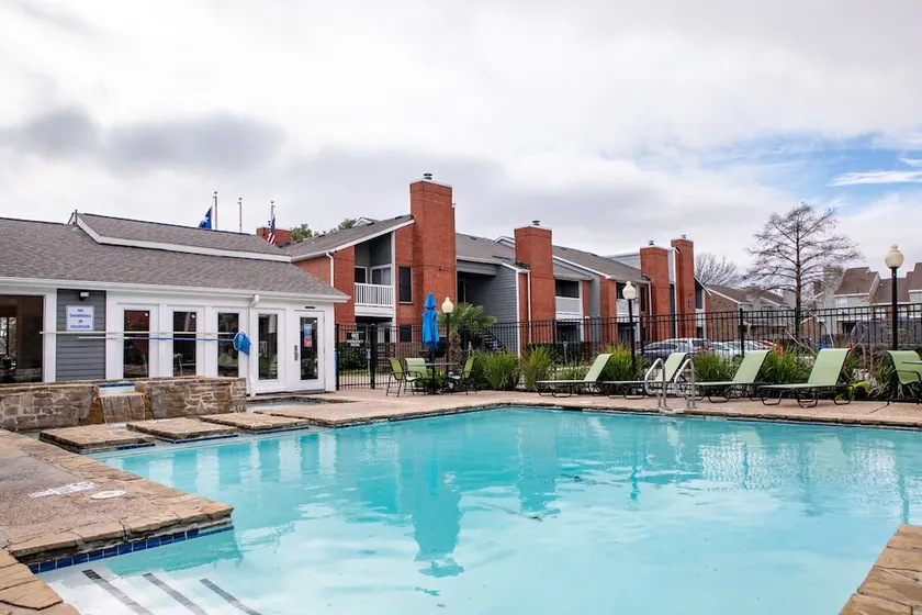 WanderJaunt - Chic North Austin Apts - Image 1