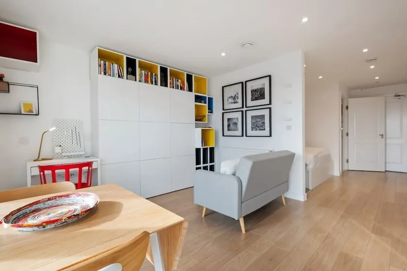 Chic & Contemporary Studio Apartment With Balcony in East London - Image 1