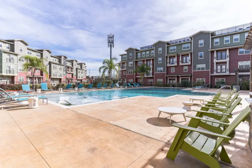 Vibrant Close to UH Apartment with Pool - Image 1