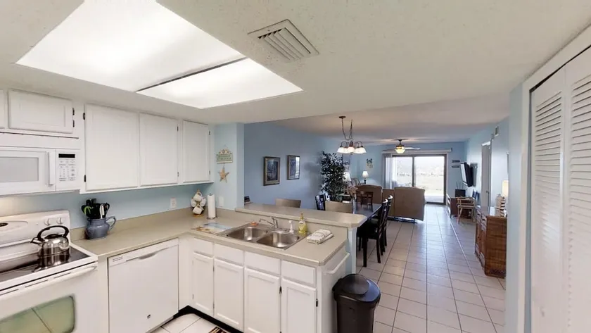 Bright 2 Bedroom Ground Floor, Ocean Front Condo With Beach Access And Pool Condo - Image 1