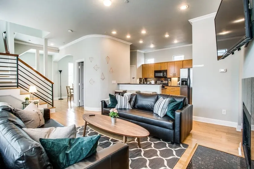 2 Unit Grand Oak Lawn House Perfect for Groups - Image 1