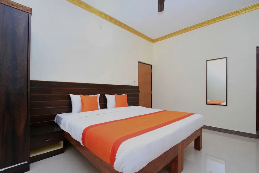 OYO 10549 Hotel Le Comforts - Image 1