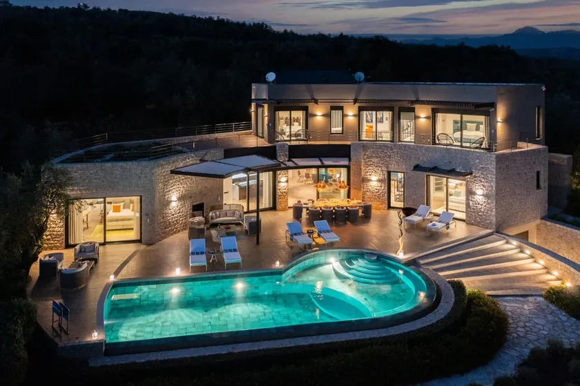 Captivating 5br Pool Villa Close Navarino Golf - Image 1