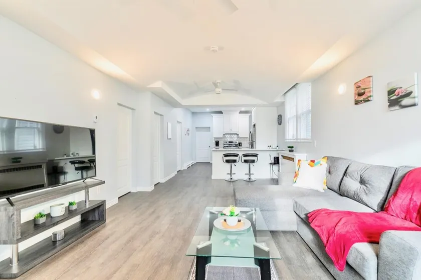 Bright and Modern 2BR Apartment With Netflix - Image 1