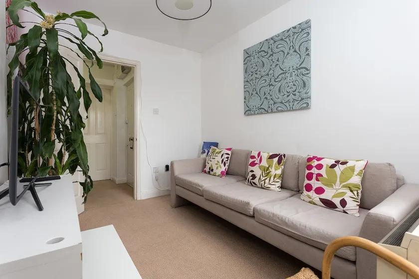 2 Bedroom Apartment In Wapping - Image 1