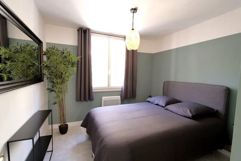 Quiet apt downtown with airco and a balcony - Image 1