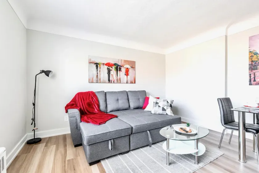 Spacious 1BR Apt With Queen Bed and Netflix Near Downtown - Image 1