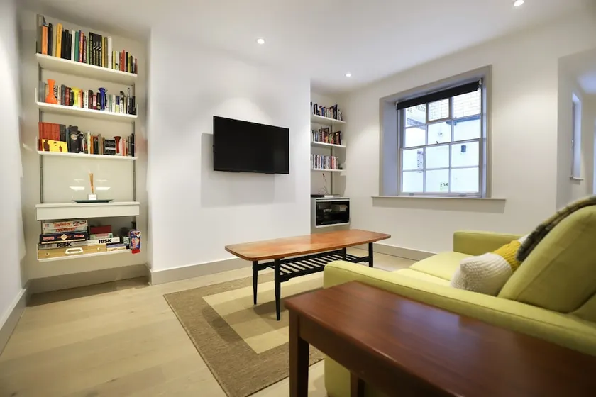 1 Bedroom Flat In Kensington - Image 1