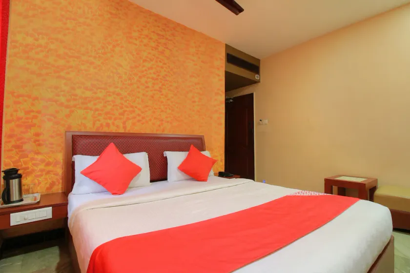 Hotel Shreenithi by OYO Rooms - Image 1