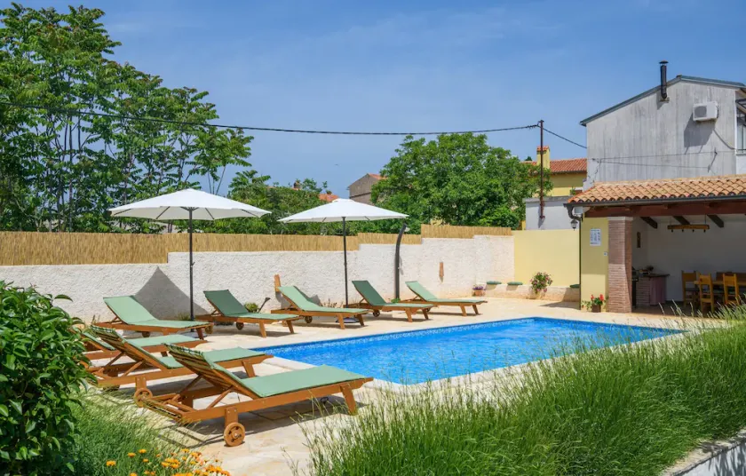 Stunning Home in Krnica With 4 Bedrooms, Wifi and Private Swimming Pool - Image 1