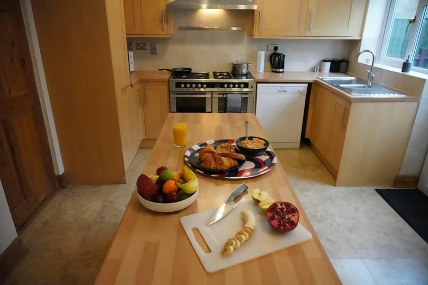 Captivating 4-bed House in Milton Keynes - Image 1