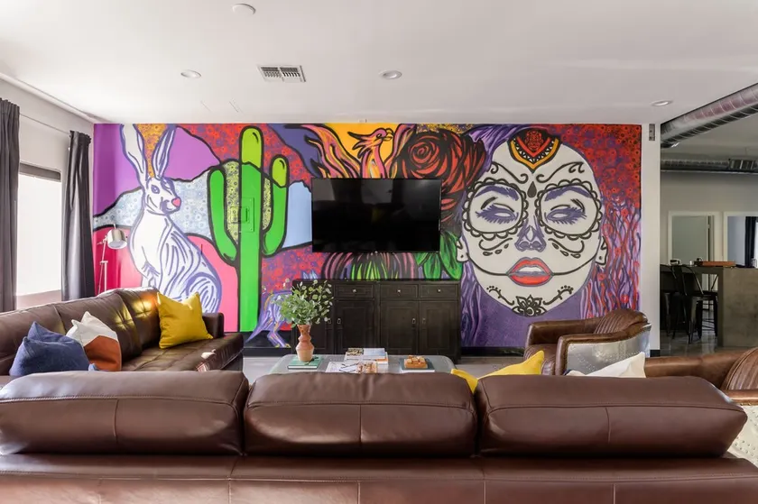 Luna & Stellar by Avantstay Modern Artist's Loft Buyout w/ 10 Brs, Patio & Billiards - Image 1