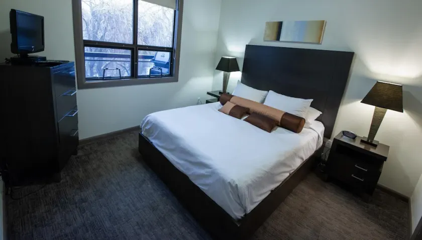 Pool Level 2 Bed, 1 Bath - Unit 371 - Image 1