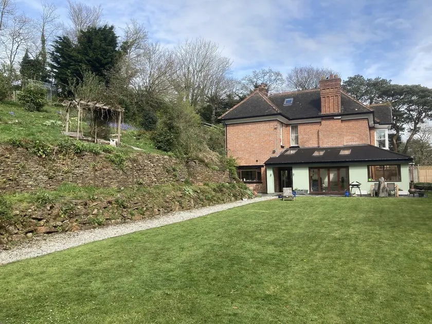 Stunning 4-bed House in Devon 10 Mins From Beach - Image 1