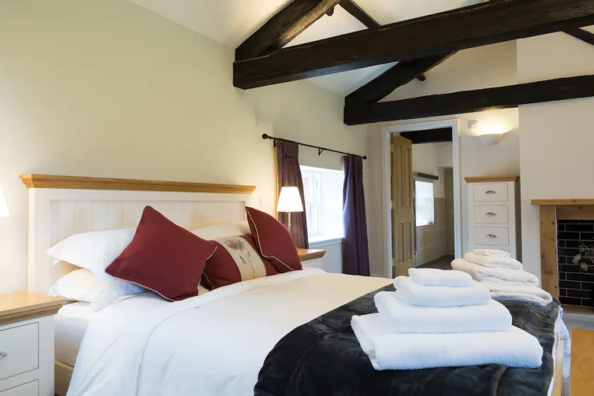Characterful Couples Getaway in a Country Estate - Image 1