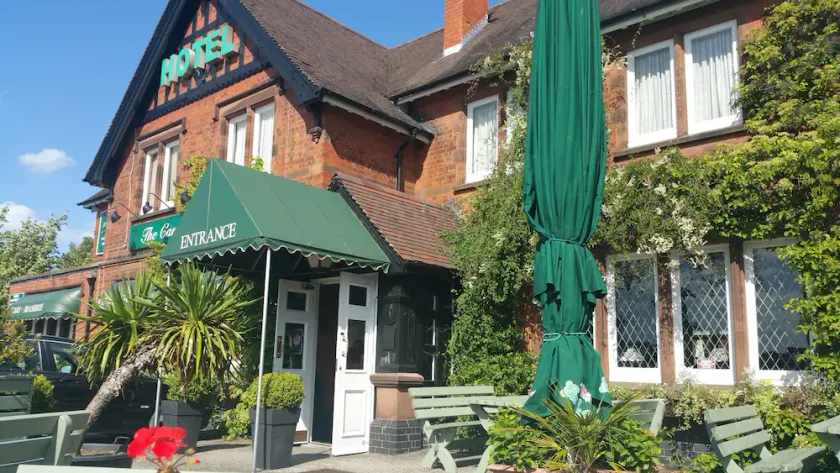Carre Arms Hotel - Image 1