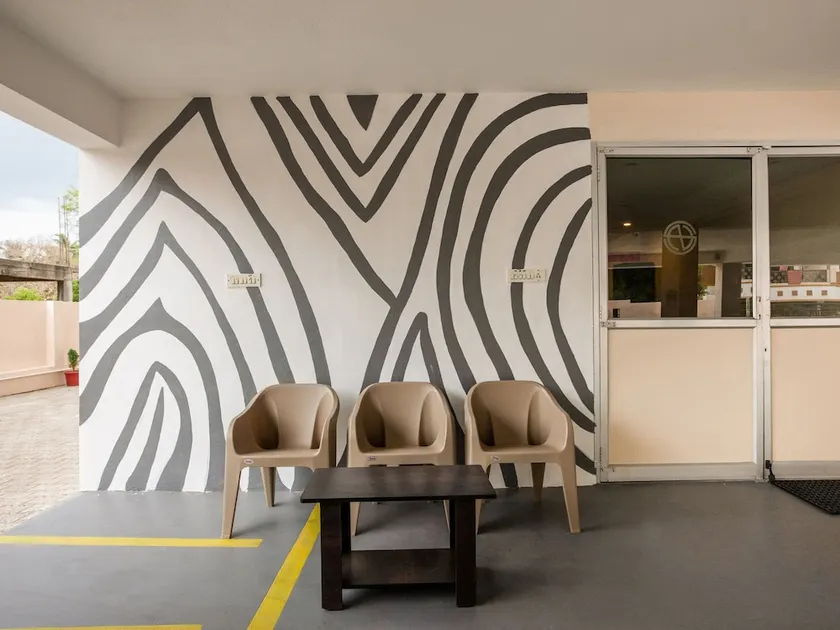Beehive Inn By OYO Rooms - Image 1