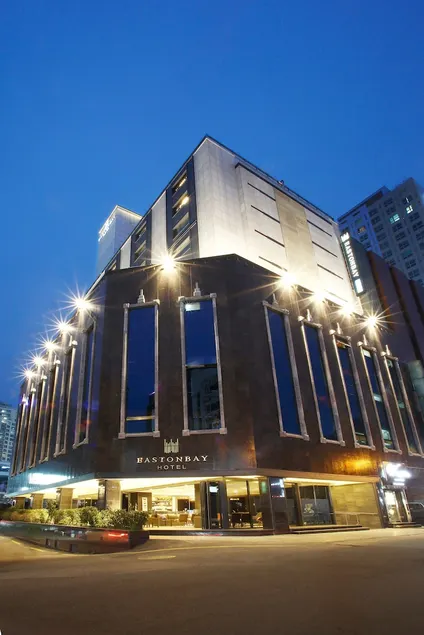 Eastonbay Hotel - Image 1