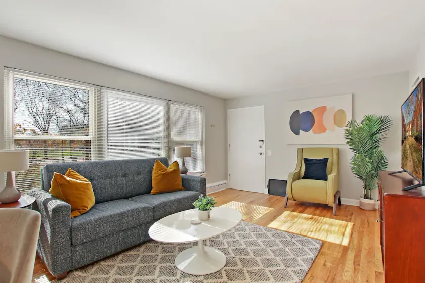 1BR Roomy Apartment in Bowmanville - Image 1