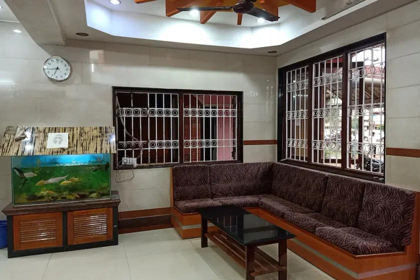 Hotel Navaratna Deluxe by OYO Rooms - Image 1