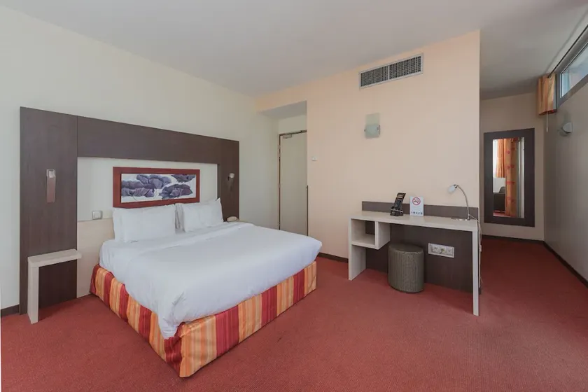 Elema Hotels Beauvais ex Hostellerie Saint Vincent Beauvais Aeroport - Image 1